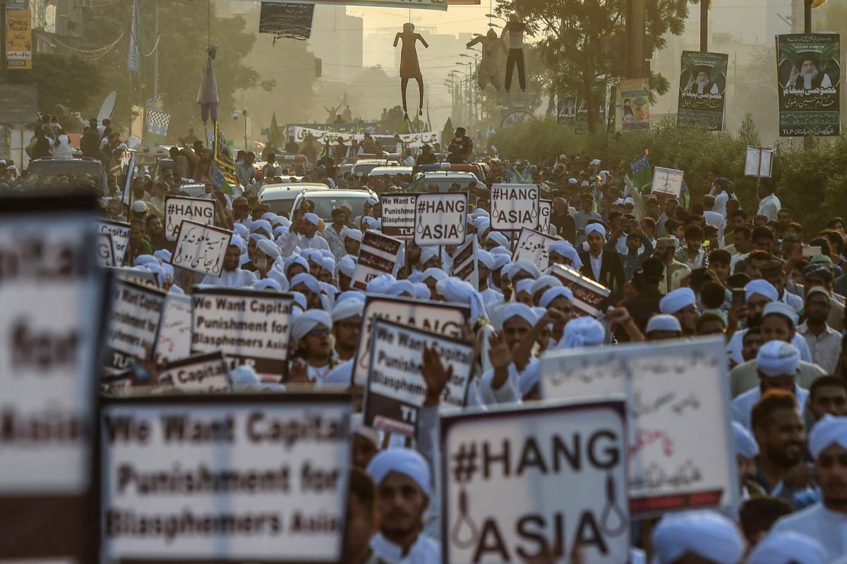 Islamistiset aktivistit vaativat kristityn pakistanilaisnaisen Asia Bibin teloitusta jumalanpilkasta 21. marraskuuta 2018 profeetta Muhammedin syntymäpäivän juhlissa Karakissa, Pakistanissa. Yhdysvallat oli julkaissut tiistaina 11. joulukuuta 2018 mustan listan niistä maista, jotka rikkovat uskonnonvapautta. Pakistan oli yksi listan maista. Yhdysvaltain ulkoministeri Mike Pompeo luonnehti Pakistania